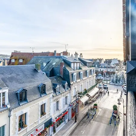 With Parking On Place De Morny 多维尔